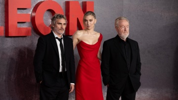 Χοακίν Φίνιξ: Στην πρεμιέρα του «Napoleon» μαζί με την συμπρωταγωνίστριά του, Βανέσα Κίρμπι, και τον Ρίντλεϊ Σκοτ