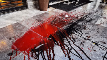 Επέτειος Πολυτεχνείου: Άγνωστοι πέταξαν μπογιές στην είσοδο ξενοδοχείου στη Σταδίου, ζημιές στη τζαμαρία - Δείτε φωτογραφίες