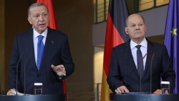 Σολτς - Ερντογάν: «Μαστίγιο και καρότο» το παιχνίδι που έπαιξαν στην καγκελαρία, γράφει η «Bild»