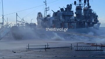 Σαρώνουν οι θυελλώδεις άνεμοι στη Θεσσαλονίκη - Μανιασμένα κύματα  «χτυπούν» το «Βέλος»