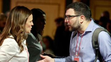 ΣΥΡΙΖΑ: Πορεία προς την έξοδο χαράσσει η ομάδα Αχτσιόγλου: Η κρίση βαθαίνει, ο χώρος κινδυνεύει με χλεύη - Σημάδια βούρκου οι τελευταίες επιθέσεις