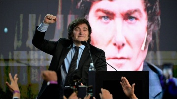 Η Αργεντινή εκλέγει πρόεδρο τον Χαβιέ Μιλέι που υποσχέθηκε οικονομική θεραπεία σοκ 