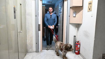 Στέφανος Κασσελάκης: Με τον σκύλο του πήγε στο «Κόκκινο» - Δείτε φωτογραφίες