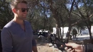 Στέφανος Κασσελάκης: Ο διάλογος που κόπηκε απότομα με δημοσιογράφο έξω από την Ακρόπολη - «Πώς με βρήκατε ρε παιδιά;» 