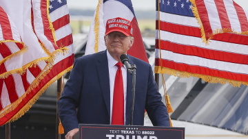 Λευκός Οίκος κατά Τραμπ: Οι δηλώσεις του για τους μετανάστες «απηχούν τους φασίστες»