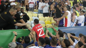 Βραζιλία - Αργεντινή: Ο Εμιλιάνο Μαρτίνεζ επιτέθηκε σε αστυνομικό για να σταματήσει να χτυπά οπαδούς - Δείτε βίντεο)