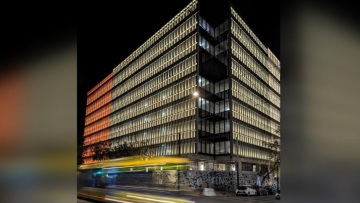 Μινιόν: Φωταγωγήθηκε το κτήριο - Τι συμβολίζουν τα τρία χρώματα