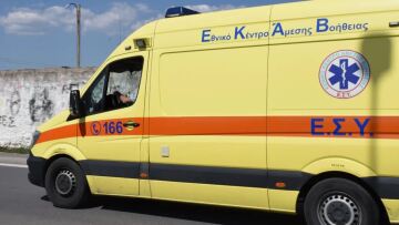Θεσσαλονίκη: Στις φλόγες αυτοκίνητο στη Σίνδο - Με εγκαύματα στο νοσοκομείο ο οδηγός