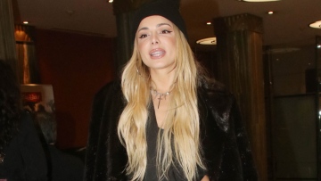 Η Ζοζεφίν ποζάρει χωρίς σουτιέν σε μπαλκόνι στη Νέα Υόρκη