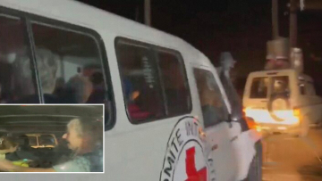 Πόλεμος στο Ισραήλ: Οι πρώτες εικόνες των ομήρων της Χαμάς που απελευθερώθηκαν - Χαιρετούν μέσα από τα ασθενοφόρα