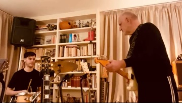 Νίκος Πορτοκάλογλου: Έπαιξε το Baby Shark με ηλεκτρική κιθάρα - «Είναι το αγαπημένο τραγούδι της εγγονής μου»