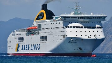 Πάτρα: Το «Hellenic Spirit» συγκρούστηκε με δύο πλοία κατά τη διαδικασία κατάπλου