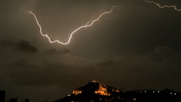 Αστραπές και βροντές τα ξημερώματα στην Αθήνα - Κλήσεις στην Πυροσβεστική