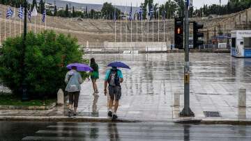Καιρός: Πού θα βρέχει μέχρι το βράδυ - Αισθητή πτώση της θερμοκρασίας την Κυριακή