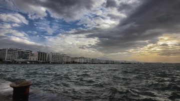 Κακοκαιρία: Μήνυμα 112 σε Θεσσαλονίκη, Ξάνθη, βόρειο Αιγαίο, Πάτρα, Κόρινθο, Κυκλάδες για επικίνδυνα καιρικά φαινόμενα
