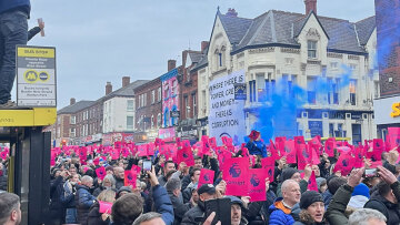 Έβερτον: Τεράστια πορεία των οπαδών της κατά της Premier League - Χαμός και εντός «Γκούντσον Παρκ» - Δείτε βίντεο και φωτογραφίες