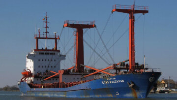 Ναυάγιο ανοιχτά της Λέσβου: Πάνω σε βαρέλι βρέθηκε ο διασωθείς ναυτικός - Αγωνία για τα άλλα 13 μέλη του πληρώματος