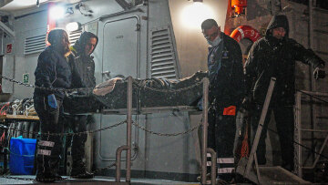 Ναυάγιο στη Λέσβο: Έφτασε στο λιμάνι η σορός που περισυνελέγη από το Λιμενικό - Δείτε φωτογραφίες