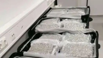 ΕΛΑΣ: Προσγειώθηκε στο «Ελευθέριος Βενιζέλος» με βαλίτσες γεμάτες κάνναβη και συνελήφθη