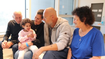 Ισραήλ: Επανενώθηκε με τους παππούδες και τους θείους της η 4χρονη που άφησαν ορφανή οι ένοπλοι της Χαμάς