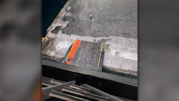 Στο λιμάνι της Νάξου προσέκρουσε το Blue Star 1 - Εγκλωβισμένοι οι επιβάτες, δείτε φωτογραφίες