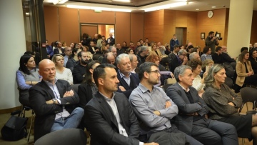 Η εκδήλωση στη μνήμη του Ηλία Νικολακόπουλου που ένωσε Χαρίτση, Ηλιόπουλο με Μάντζο, Χριστοδουλάκη και Χρηστίδη