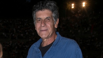 Γιάννης Μπέζος: Δεν μας αφήνουν να ζήσουμε, φοβόμαστε τι θα πει ο κάθε βλάκας στο διαδίκτυο