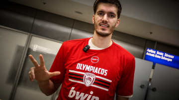 Ολυμπιακός: Έφτασε στην Ελλάδα ο Πετρούσεφ - «Ο Βεζένκοβ με συμβούλεψε να έρθω»