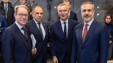 Συνομιλία Γεραπετρίτη - Φιντάν στο περιθώριο της Συνόδου των υπουργών Εξωτερικών του ΝΑΤΟ