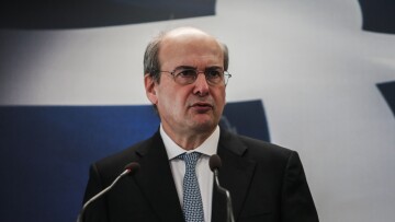 Χατζηδάκης: Στο μισό το τέλος επιτηδεύματος για όλους τους ελεύθερους επαγγελματίες