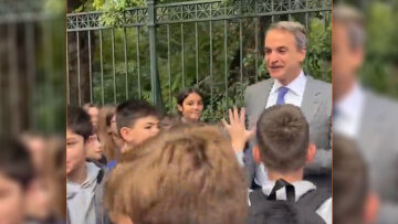 Μητσοτάκης: Συναντήθηκε με μαθητές δημοτικού από το Καματερό στο δρόμο για το προεδρικό μέγαρο - Βίντεο