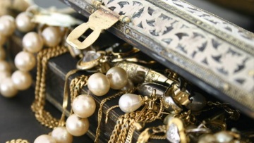 Υπάλληλος έκλεψε χρηματοκιβώτιο με τιμαλφή και τα πούλησε