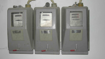 Ο ΔΕΔΔΗΕ επανεξετάζει όλες τις υποθέσεις ρευματοκλοπής του 2025 και «παγώνει» διακοπές ρεύματος σε χαμηλές παροχές