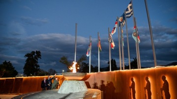 ΓΕΕΘΑ: Συγκινεί η τελετή για το Μνημείο των Αθανάτων του Έθνους με τα ονόματα 121.692 πεσόντων στα πεδία των μαχών