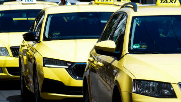 POS: Eληξε η διορία για να μπει το αυτοκόλλητο σήμα στα ταξί