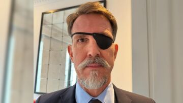 Μαρί Σαντάλ: Φωτογραφίζει τον Παύλο με καλυμμένο το μάτι του 