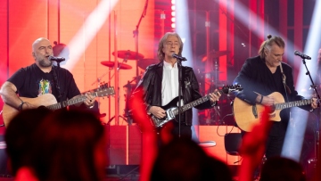 Μοναξιά μου όλα: Οι Πυξ Λαξ και ο Κώστας Τουρνάς ερμηνεύουν ένα από τα πιο διαχρονικά τραγούδια 