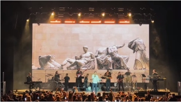 Κωνσταντίνος Αργυρός: Τραγούδησε την «Αθήνα μου» στο Τορόντο με φόντο τα Γλυπτά του Παρθενώνα