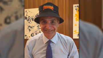 Δείτε τον Μητσοτάκη στο TikTok με… καπέλο να κάνει σκέιτ, για το Youth Pass