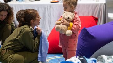 Ισραήλ: Για μια εβδομάδα μιλούσε μόνο ψιθυριστά, λέει ο παππούς της 3χρονης Γιαχέλ η οποία απελευθερώθηκε από τη Χαμάς