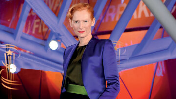 Τίλντα Σουίντον: Η μούσα των όσκαρ και της μόδας στην Αθήνα