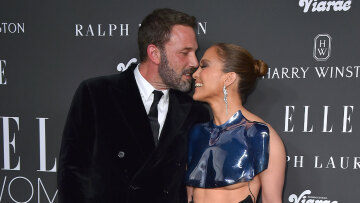 Τζένιφερ Λόπεζ: Η φουτουριστική εμφάνισή της στο κόκκινο χαλί - Πόζαρε με τον Μπεν Άφλεκ