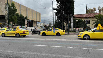 Κίνηση στους δρόμους: Η απεργία των ταξί και οι πορείες για τον Γρηγορόπουλο προκαλούν χάος στους δρόμους - Live εικόνα 