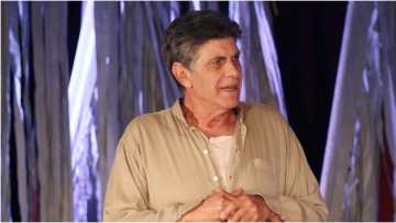 Γιάννης Μπέζος: Ο Χίτλερ μπροστά στην ελληνική οικογένεια είναι αρνί