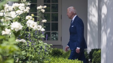 Βίντεο: Ο Μπάιντεν αποφεύγει να απαντήσει σε ερωτήσεις δημοσιογράφων για τη δίωξη σε βάρος του γιου του