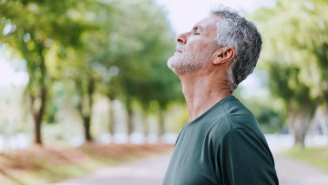 Διαλογισμός: Οι τεχνικές που χαρίζουν υγιή γήρανση και ευεξία στους 65αρηδες