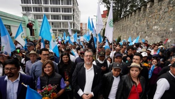 Γουατεμάλα: Ο εκλεγμένος πρόεδρος Μπερνάρντο Αρέβαλο επικεφαλής διαδήλωσης «κατά της διαφθοράς»