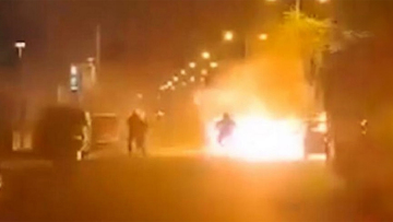 «Δεν μπορούμε να τον κρατήσουμε»: Ακούστε τις αγωνιώδεις εκκλήσεις των αστυνομικών για τον τραυματία συνάδελφό τους