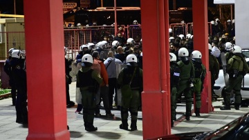 Ρέντης: Σε εξέλιξη η έρευνα για τον εντοπισμό του δράστη που έριξε τη φωτοβολίδα - Συλλέγονται αποτυπώματα και DNA