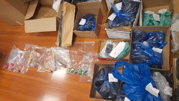 Οπαδική επίθεση: Κροτίδες, φωτοβολίδες και μαχαίρια βρήκε η ΕΛΑΣ στο γήπεδο στου Ρέντη - Δείτε φωτογραφίες